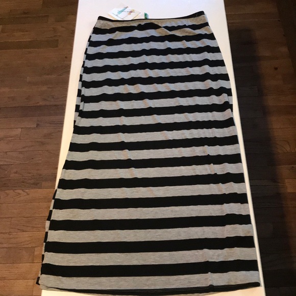 Lightweight Black & Gray Striped skirt - Picture 2 of 7